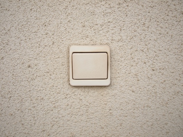 jednoduchý zapínač na zdi ve čtvercovém tvaru